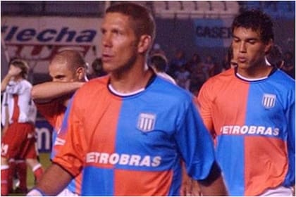 En 2005, Racing, con Diego Simeone como jugador, lució una camiseta conmemorativa que tuvo poca aceptación. Fuente: Twitter @bucargest