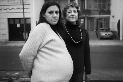 En 2006 dio a luz a su hijo Iker y su madre pudo presenciar el parto de su primer nieto, la reparación más sanadora. La foto es de Joao Carvalho Pina, fotógrafo brasileño retrató a sobrevivientes, que retrató a familiares de víctimas y centros de tortura de la Operación Cóndor, como se llamó la política de represión de los regímenes militares del Cono Sur en los años 70.