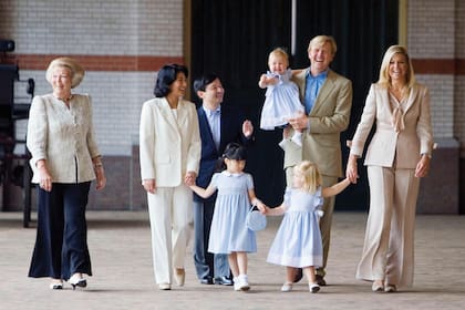 En 2006, la heredera del trono ejerció por primera vez como anfitriona de otros miembros de la realeza, concretamente de Naruhito y Masako
de Japón, que llegaron con su hija, Aiko. Tuvo mucha conexión con la princesita –es dos años mayor que ella– y fue el inicio de una amistad que se mantiene hoy a pesar de la distancia que las separa y que además va en sintonía con la complicidad de sus madres.