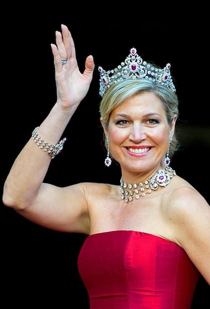 En 2006, Máxima impactó con un vestido rojo diseñado por Benito Fernández durante la celebración de los 60 años del príncipe Carlos Gustavo de Suecia