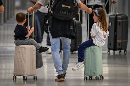 En 2008, American Airlines se convirtió en la primera aerolínea estadounidense en cobrar una tarifa de US$15 por la primera maleta facturada en sus rutas nacionales