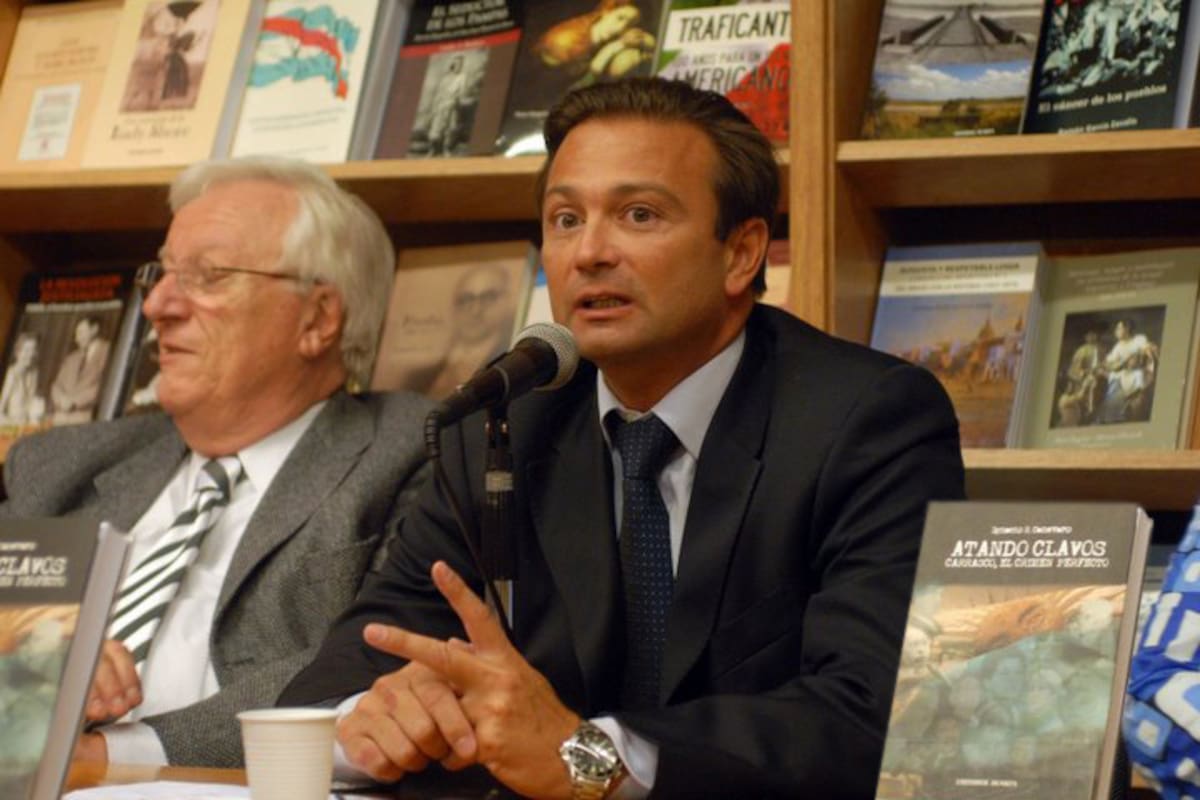 En 2009, Ignacio Canevaro, el subteniente condenado por el crimen del soldado Omar Carrasco, en la presentación de su libro