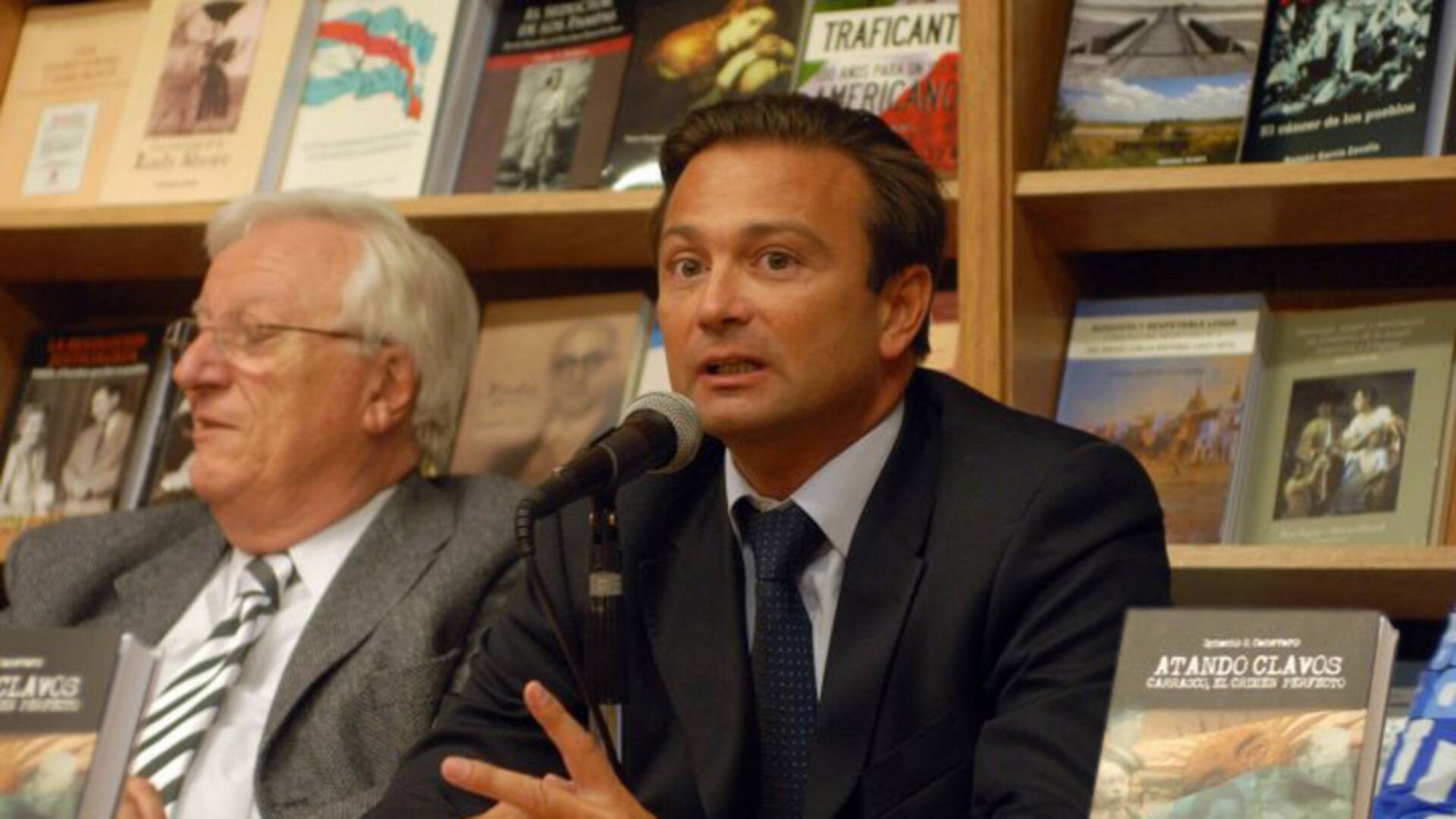 En 2009, Ignacio Canevaro, el subteniente condenado por el crimen del soldado Omar Carrasco, en la presentación de su libro