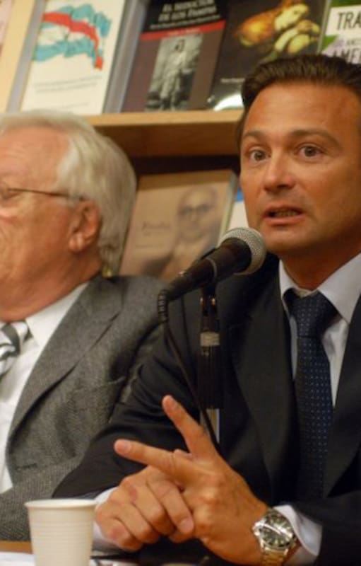 En 2009, Ignacio Canevaro, el subteniente condenado por el crimen del soldado Omar Carrasco, en la presentación de su libro