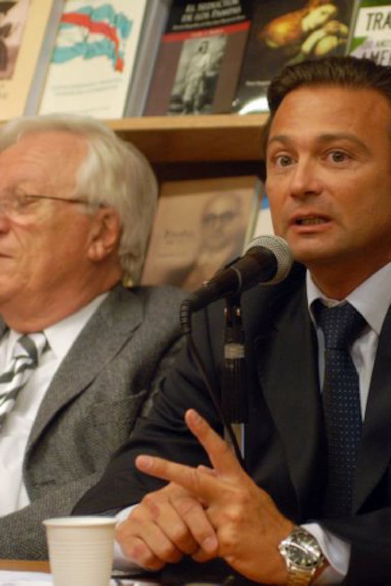 En 2009, Ignacio Canevaro, el subteniente condenado por el crimen del soldado Omar Carrasco, en la presentación de su libro