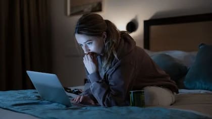 En 2009 la bloguera australiana Belle Gibson (aquí interpretada por Kaitlyn Dever en la serie de Netflix), dijo que se le había diagnosticado un "cáncer cerebral maligno"