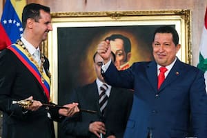 En 2010, cuando Bashar al Asad visitó Caracas, Hugo Chávez le obsequió una réplica de la espada del Libertador Simón Bolívar.