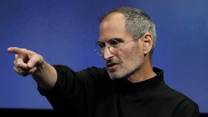 En 2010 Jobs se enfrentó a Gizmodo, después de que la página de tecnología publicara unas fotos de un prototipo del teléfono iPhone que no había salido al mercado