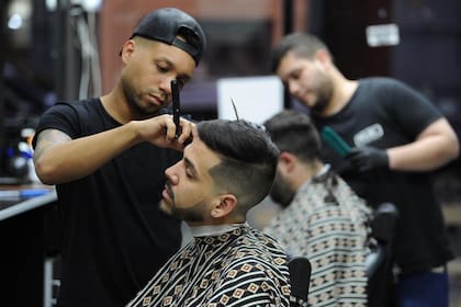 En 2012, Andrade Montilla instaló una peluquería en Balvanera; dos años después, empezó su expansión