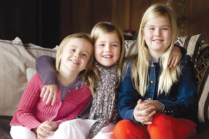 En 2012, los hoy reyes de los Países Bajos, Guillermo y Máxima, pasaron la Navidad en familia en Villa La Angostura; en la imagen, las princesas Amalia, Alexia y Ariane, durante su visita a El Messidor