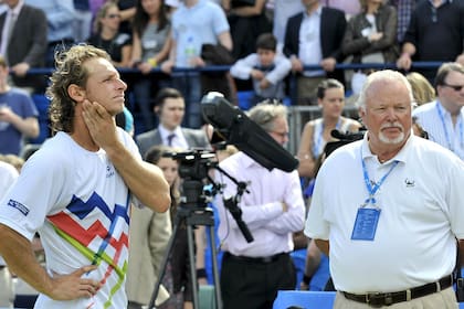 En 2012, Nalbandian llegó a la final del torneo de Queens y un rapto de furia derivó en su descalificación, a cargo de Tom Barnes (derecha)