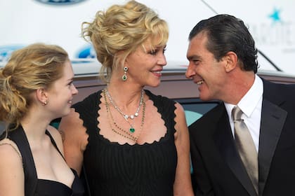 En 2012, Stella del Carmen, Melanie Griffith y Antonio Banderas durante una gala solidaria