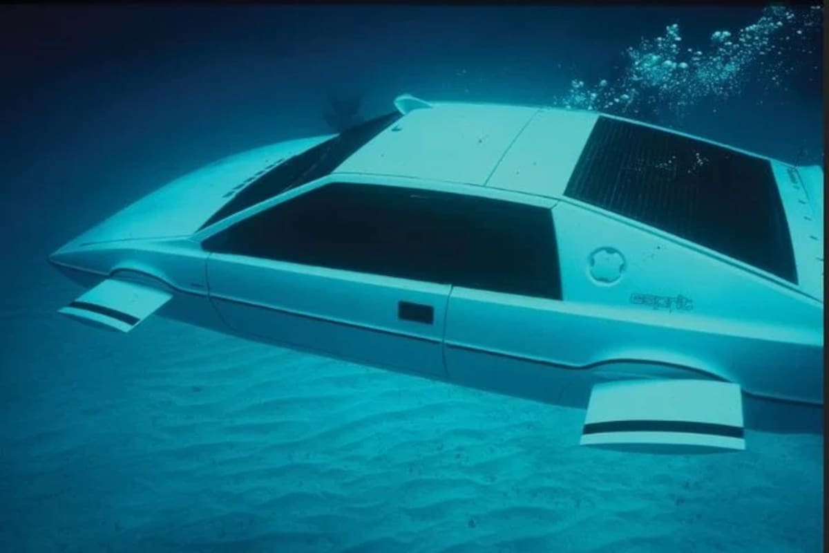 En 2013 el Lotus de James Bond se subastó por casi un millón de dólares