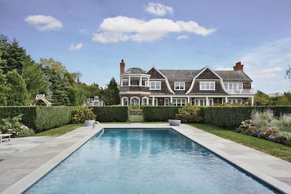 En 2013, Jennifer López compró una mansión de 9,9 millones de dólares en Water Mill, en los Hamptons