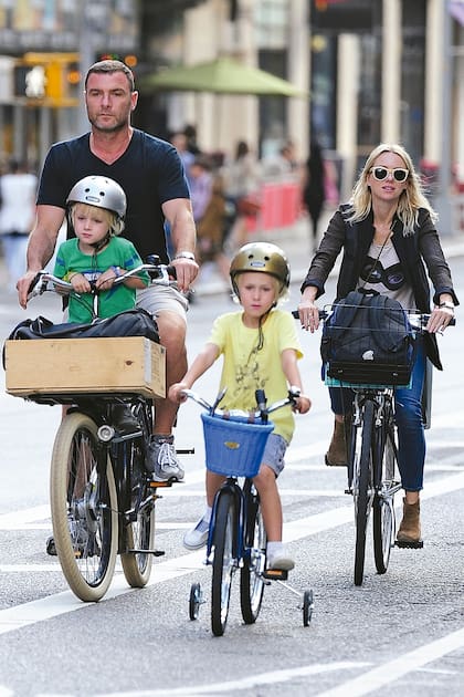 En 2013, Kai pasea en la bicicleta junto a su padre,
Liev Schrieber, su madre Naomi Watts, y su hermano
mayor, Sasha. Tras once años de matrimonio, la pareja se
separó en 2016. El actor luego volvió a apostar al amor con
la modelo Taylor Neisen, con quien se casó y tuvo a su hija,
Hazel Bee. Watts también rehízo su vida: en 2023 se casó
con el actor Billy Crudup