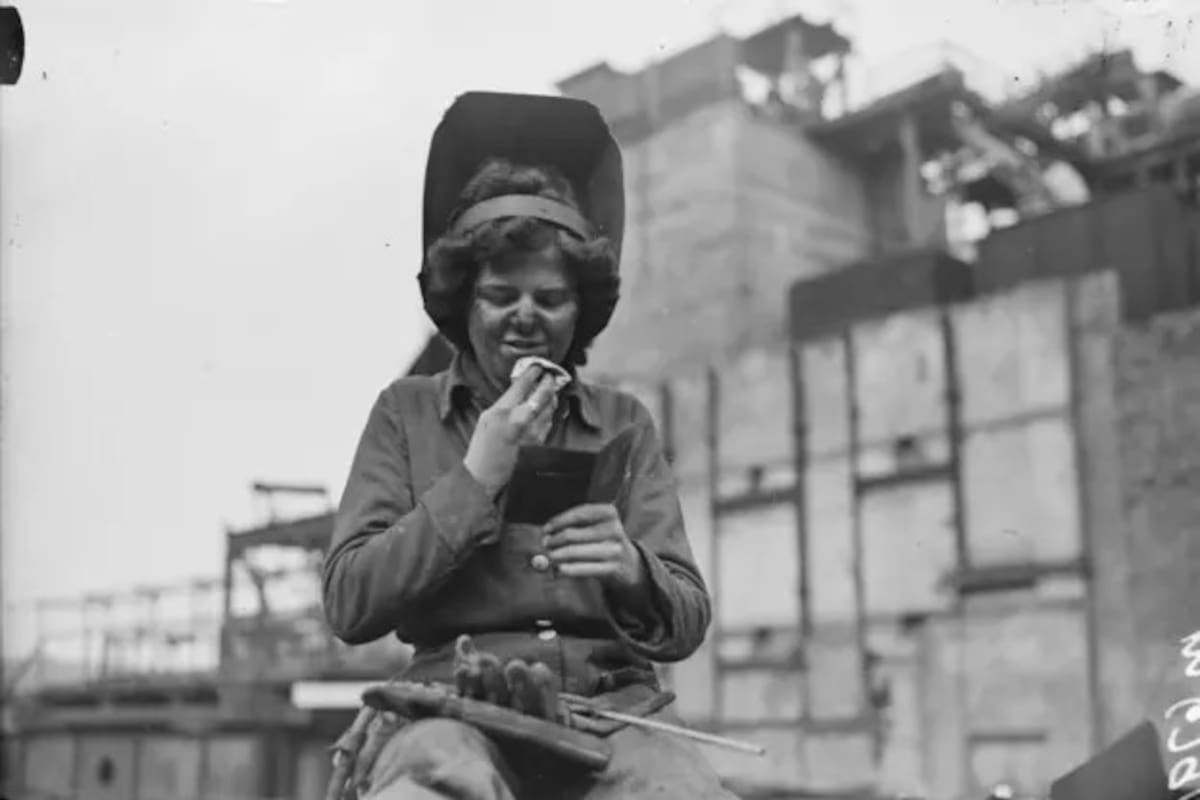 En 2015 la historiadora Christine Wall encontró el registro de una mujer trabajando como soldadora en el Puente de Waterloo