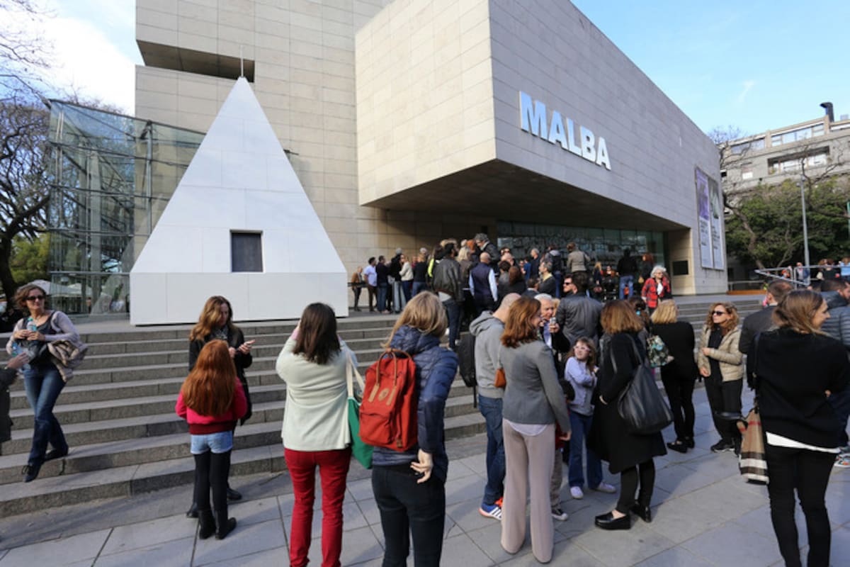 En 2015, Leandro Erlich simuló el traslado del Obelisco a la explanada del Malba; en 2019, su muestra Liminal fue la más visitada del museo