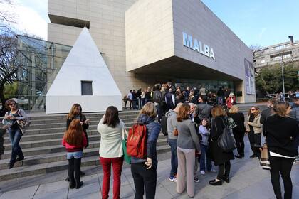 En 2015, Leandro Erlich simuló el traslado del Obelisco a la explanada del Malba; en 2019, su muestra Liminal fue la más visitada del museo