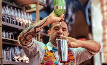 En 2015 se mudó a Miami y asumió el rol de Head Bartender en la reconocida coctelería Sweet Liberty, liderando tanto el servicio como la gestión interna.