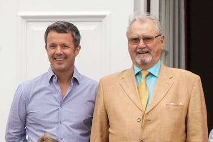 En 2016, con su padre, el príncipe Henrik, de quien asegura no haber recibido el apoyo necesario durante su formación como príncipe heredero.