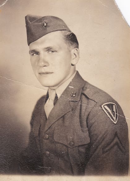 En 2016, después de una investigación, se reconoció al soldado Harold Schultz, como protagonista de la icónica fotografía "Alzando la bandera en Iwo Jima"