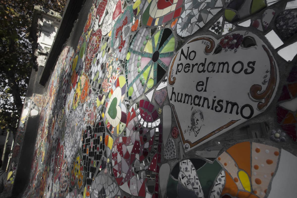 En 2016, en la esquina del Hospital Piñero se inauguró un mural de corazones