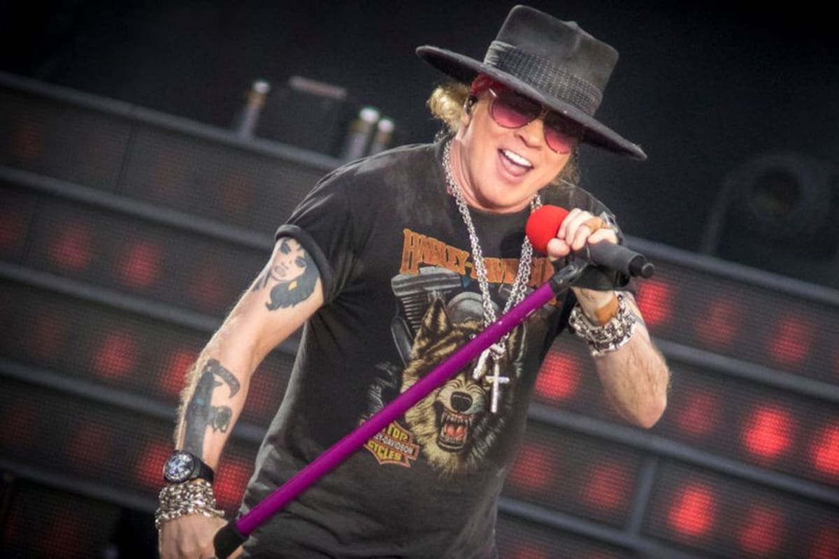 En 2016 en un concierto en Sao Paulo Axl Rose cambió la letra de la canción "Civil War" para decir "vean el miedo que Trump está alimentando".