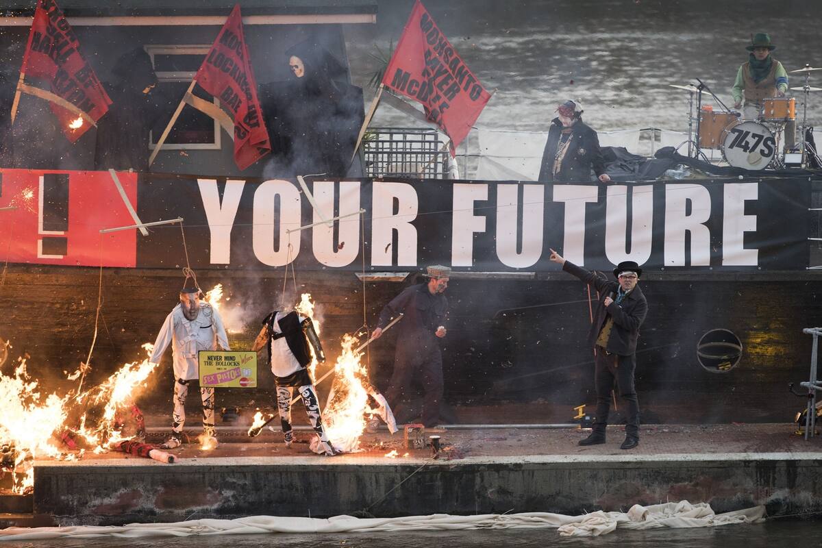 En 2016, Joe Corré quemó 6 millones de dólares en memorabilia punk