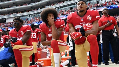 En 2016, Kaepernick se arrodilló durante el himno de Estados Unidos para denunciar la discriminación racial y la violencia policial del país
