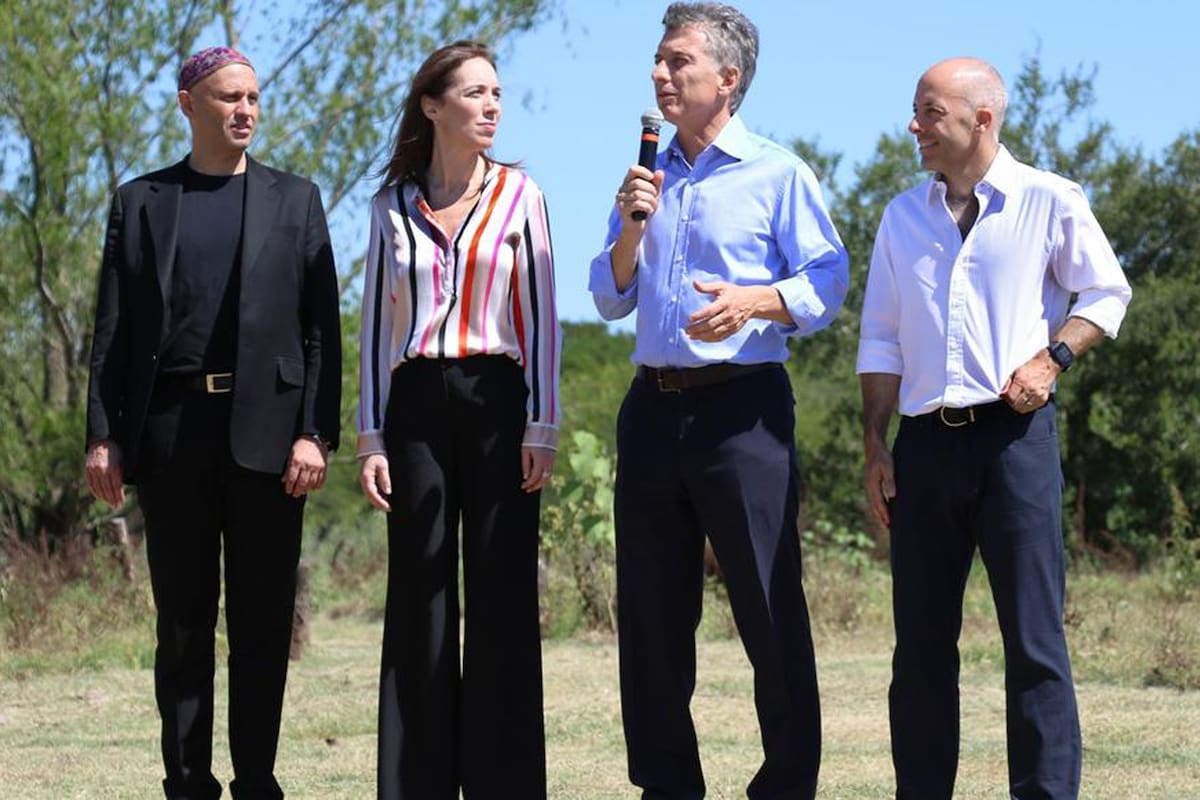 En 2016 Mauricio Macri habló desde Pilar junto a la gobernadora bonaerense, María Eugenia Vidal, el secretario de Gobierno de Ambiente y Desarrollo Sustentable, Sergio Bergmam, y el intendente local, Nicolás Ducoté.