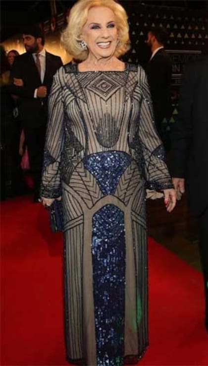 Mirtha Legrand, con uno de sus vestidos