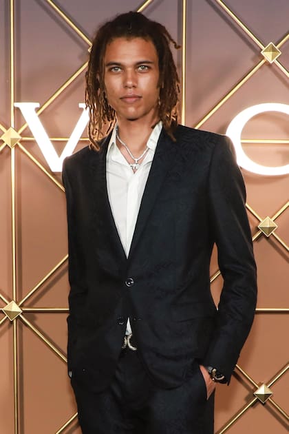 En 2016 Roberto Rossellini
fue descubierto por
casualidad por una fotógrafa
mientras caminaba por las
calles de Nueva York. Desde
entonces, brilla como modelo;
ya desfiló para grandes
marcas, como Bvlgari, Ralph
Lauren y Michael Kors.