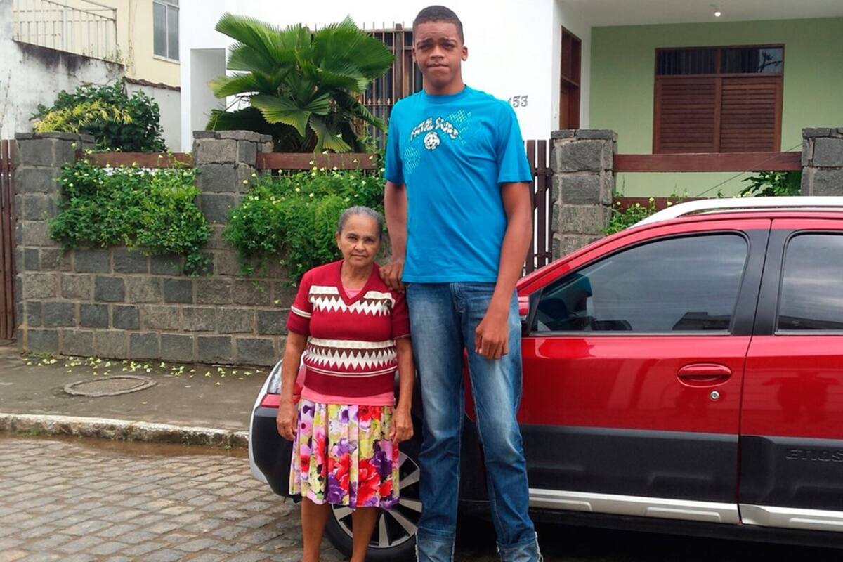 En 2016, Rodrigo tenía 17 años y medía 2,18m. Hoy asegura estar en los 2,23m de altura (G1)