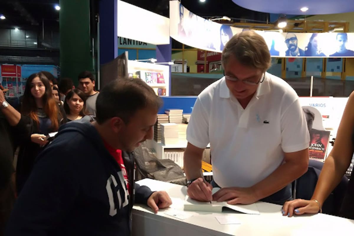 En 2017, John Katzenbach firmó ejemplares en la Feria del libro hasta las 4 de la mañana