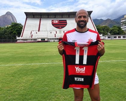 En 2017, Juan Sebastián Verón recibió de regalo una camiseta de Flamengo, club al que empezó a seguir por su admiración por Júnior