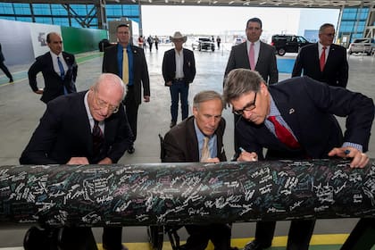 En 2017, Paolo Rocca, presidente y CEO de Tenaris, junto con el entonces gobernador de Texas, Greg Abbott, y el exsecretario de Energía de Estados Unidos, Rick Perry, inauguró Tenaris Bay City