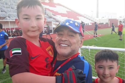 En 2018, Ali Turganbekov, un niño oriundo de Kazajistán nació sin piernas, logró conocer a su máximo ídolo, Diego Maradona. Ahora recordó cómo fueron esas horas con un emotivo posteo en sus redes