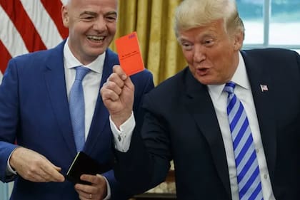 En 2018, Donald Trump recibió a Gianni Infantino en el Salón Oval y le sacó la tarjeta roja a los medios.