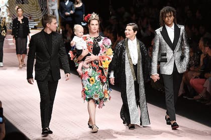 En 2018, Isabella desfiló junto a sus hijos Roberto y
Elettra, su yerno, Caleb Lane, y su nieto, Ronin, para Dolce & Gabbana
