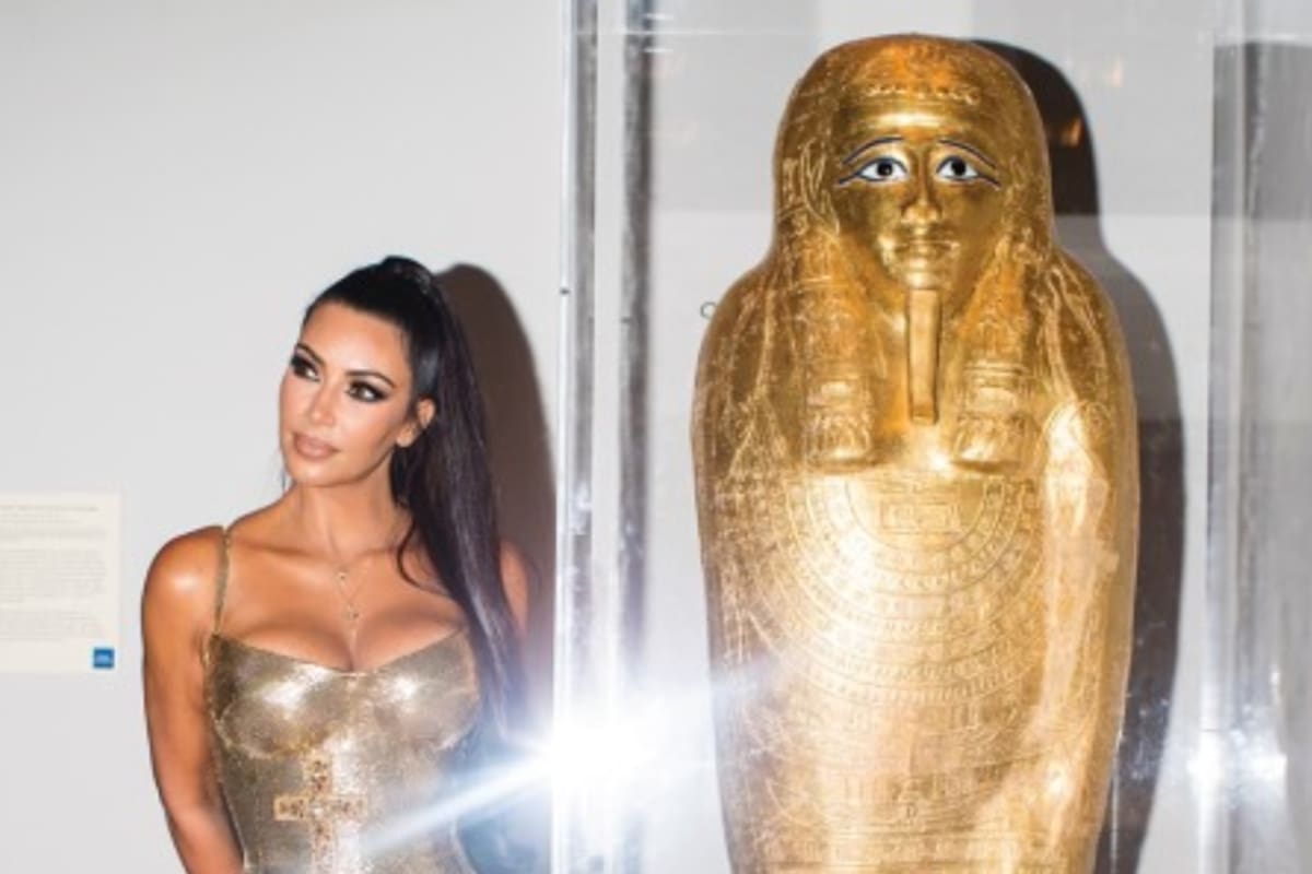 En 2018, Kardashian asistió a la velada del Met con un llamativo vestido brillante con corsé de Atelier Versace y se tomó una foto con un antiguo sarcófago egipcio, que casualmente hacía juego con su atuendo dorado. Esta imagen ayudó a Matthew Bogdanos, antiguo jefe de la unidad de tráfico de antigüedades del fiscal neoyorquino para solucionar un viejo enigma delictivo