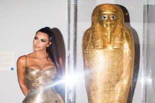 En 2018, Kardashian asistió a la velada del Met con un llamativo vestido brillante con corsé de Atelier Versace y se tomó una foto con un antiguo sarcófago egipcio, que casualmente hacía juego con su atuendo dorado. Esta imagen ayudó a Matthew Bogdanos, antiguo jefe de la unidad de tráfico de antigüedades del fiscal neoyorquino para solucionar un viejo enigma delictivo