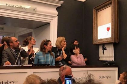 En 2018 Niña con globo, reproducción en acrílico y aerosol de una de las imágenes más famosas de Banksy, atravesó una trituradora oculta en el marco que la contenía. El registro de ese momento dio la vuelta al mundo