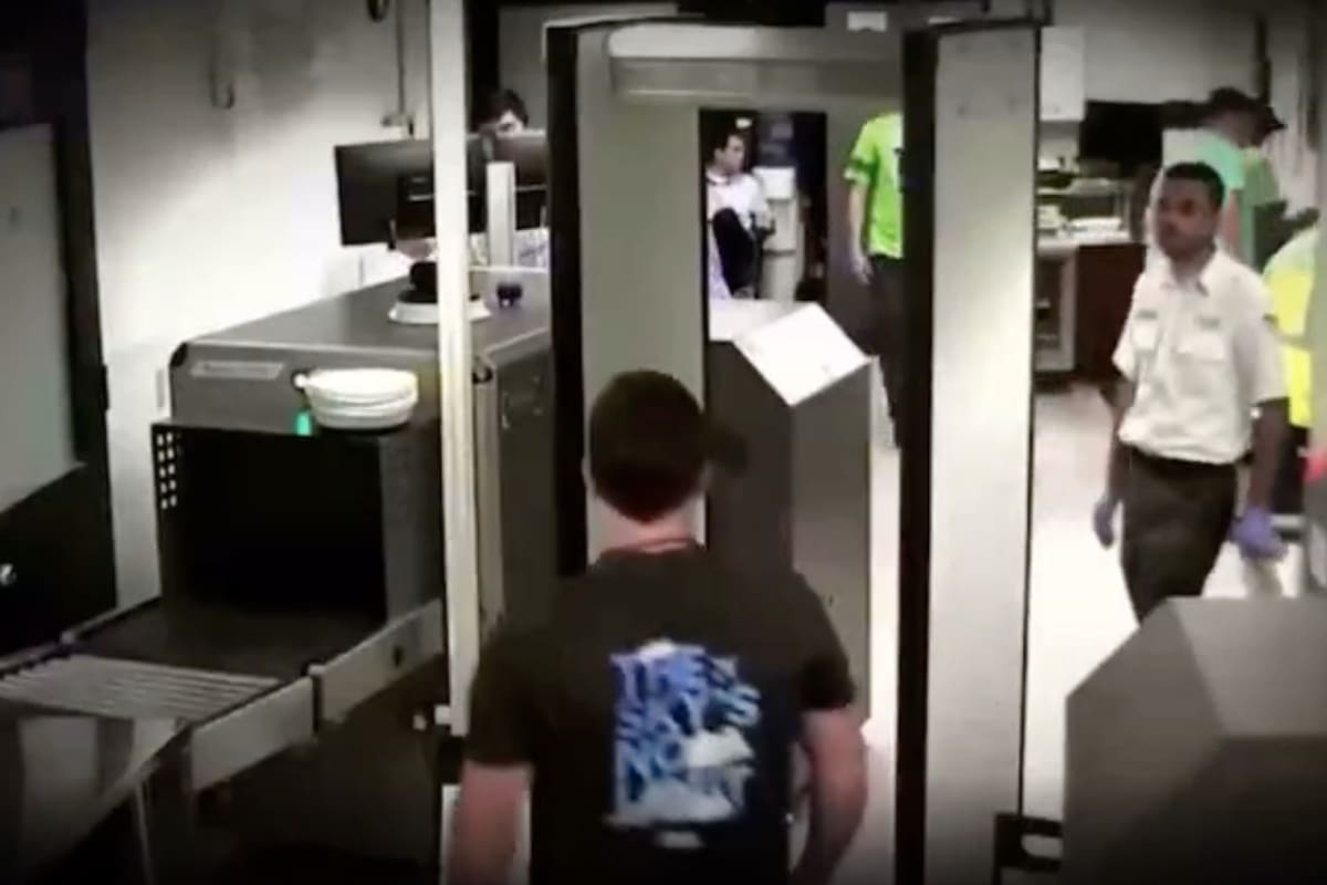 En 2018, Richard Russell, empleado del Aeropuerto de Seattle, robó un avión de pasajeros y lo estrelló en una isla, los videos de vigilancia captaron su recorrido