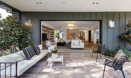 En 2019, Chicharito adquirió la casa que habitó junto a su exesposa Sarah Kohan y sus hijos Nalah y Noah