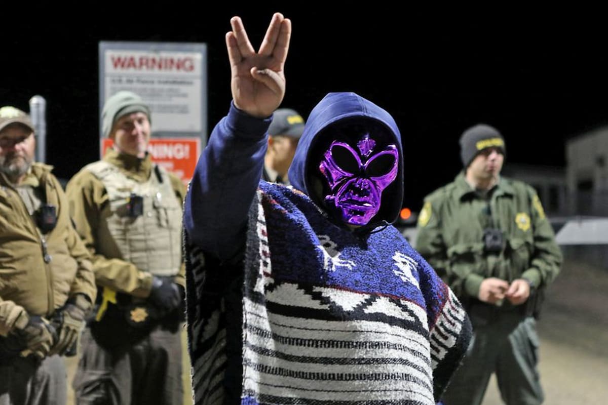 En 2019, cientos de personas llegaron disfrazadas al Área 51 pidiendo conocer los secretos de la base.