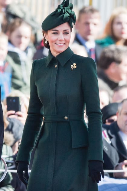 En 2019, en Cavalry Barracks, optó por un tapado entallado de Alexander McQueen con solapas laterales, cuello camisero y cinturón con botones dorados.