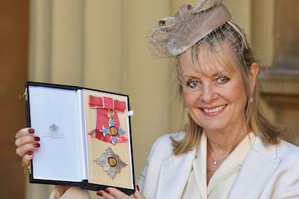 En 2019, en el Palacio de Buckingham, Lesley "Twiggy" Lawson fue nombrada Dame Commander de la Orden del Imperio Británico por su servicio a la moda, a las artes y a la caridad (Photo by John Stillwell - WPA Pool/Getty Images)