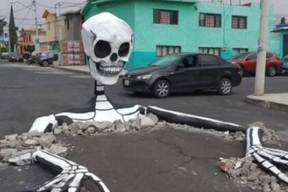 En 2019 se hizo viral la creatividad de unos vecinos de la alcaldía Tláhuac que colocaron dos calaveras gigantes en los baches