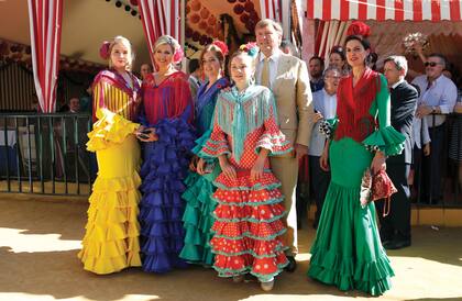 En 2019, veinte años después de aquel primer baile en una caseta de la Feria de Abril que unió los caminos de los reyes de Holanda, Máxima y Guillermo Alejandro volvieron a Sevilla con sus hijas. Para recordar aquellos días, las mujeres de la familia se vistieron de flamencas y no dudaron en lanzarse a bailar sevillanas.