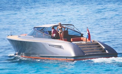En 2020 compraron una lancha de superlujo, un un Wajer 55, en el astillero Wajer Yachts, en Heeg. Lo pagaron 2,3 millones de dólares y lo bautizaron “ALMA”, las primeras letras de sus nombres, Alexander y Máxima.